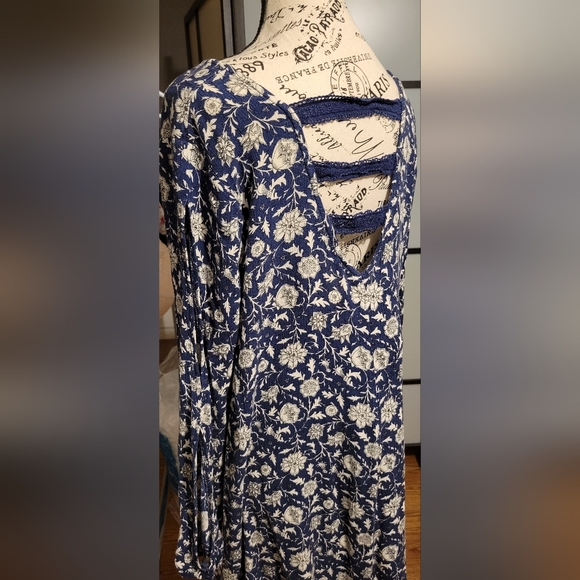 Very artsy blouse with cutouts and lace accents. Size Large. - Picture 2 of 2